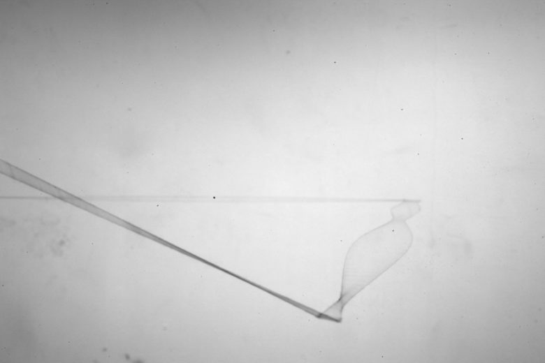 PERSPEKTIVEN installation d’espace in situ fil noir et fil invisible, haut-parleurs, ondes sonores forme variable